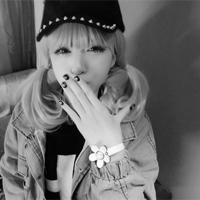 最新高冷美女黑白头像图片