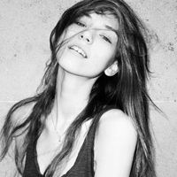 最新高冷美女黑白头像图片