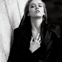 最新高冷美女黑白头像图片