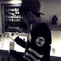 最新孤独伤感男生黑白头像