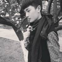 最新孤独伤感男生黑白头像