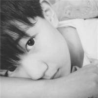 最新孤独伤感男生黑白头像