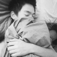 最新孤独伤感男生黑白头像