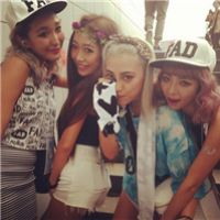 超爱笑的欧美姐妹qq头像