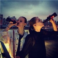 超爱笑的欧美姐妹qq头像