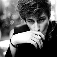 浪荡不羁的欧美帅哥黑白头像