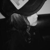 带帽子的女生黑白qq头像图片