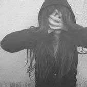 带帽子的女生黑白qq头像图片