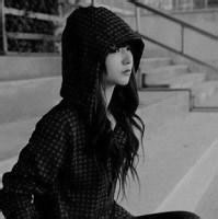 带帽子的女生黑白qq头像图片