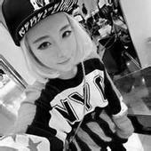 带帽子的女生黑白qq头像图片