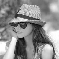 带帽子的女生黑白qq头像图片