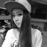 带帽子的女生黑白qq头像图片