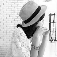 带帽子的女生黑白qq头像图片