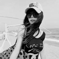 带帽子的女生黑白qq头像图片