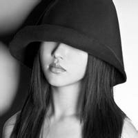 带帽子的女生黑白qq头像图片
