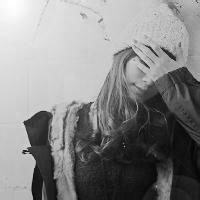 带帽子的女生黑白qq头像图片