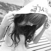 带帽子的女生黑白qq头像图片