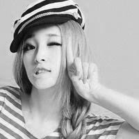 带帽子的女生黑白qq头像图片