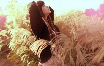 冬日的唯美悲伤女生图片