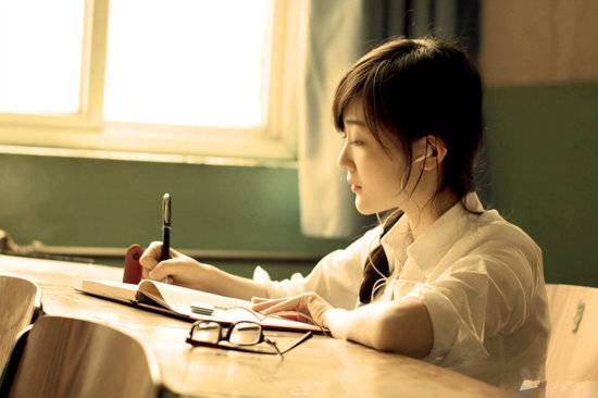 教室里的非主流女生图片