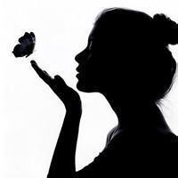 最新好看的美女黑白头像图片