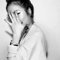 最新好看的美女黑白头像图片