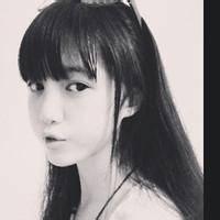 最新好看的美女黑白头像图片