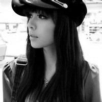 最新好看的美女黑白头像图片