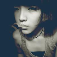 简约个性吸烟女生图片头像