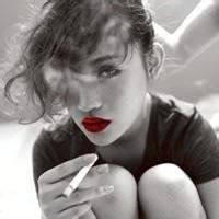 简约个性吸烟女生图片头像