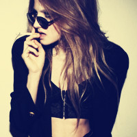 简约个性吸烟女生图片头像