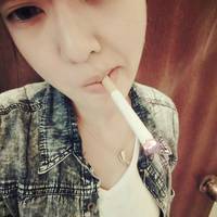 简约个性吸烟女生图片头像