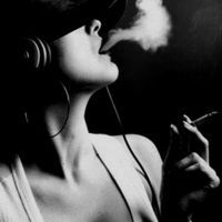 简约个性吸烟女生图片头像