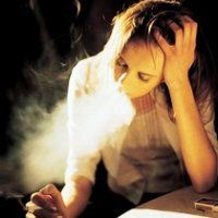 简约个性吸烟女生图片头像