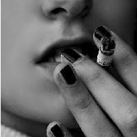 简约个性吸烟女生图片头像