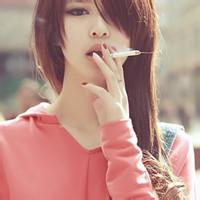 简约个性吸烟女生图片头像