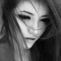 精选九月最新美女黑白头像图片