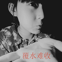 寂寞伤感的美女黑白头像图片