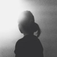 唯美系长发女生黑白头像图片