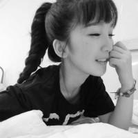 唯美系长发女生黑白头像图片