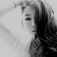 唯美系长发女生黑白头像图片