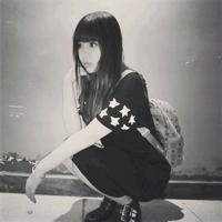 唯美系长发女生黑白头像图片