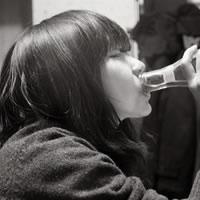 唯美系长发女生黑白头像图片