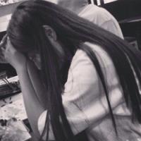 唯美系长发女生黑白头像图片