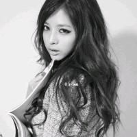 黑白系女生背影头像伤感图片