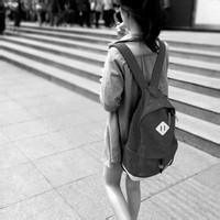 黑白系女生背影头像伤感图片