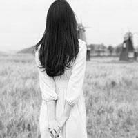 黑白系女生背影头像伤感图片