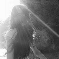 黑白系女生背影头像伤感图片