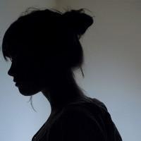 黑白系女生背影头像伤感图片