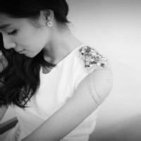 黑白系女生背影头像伤感图片